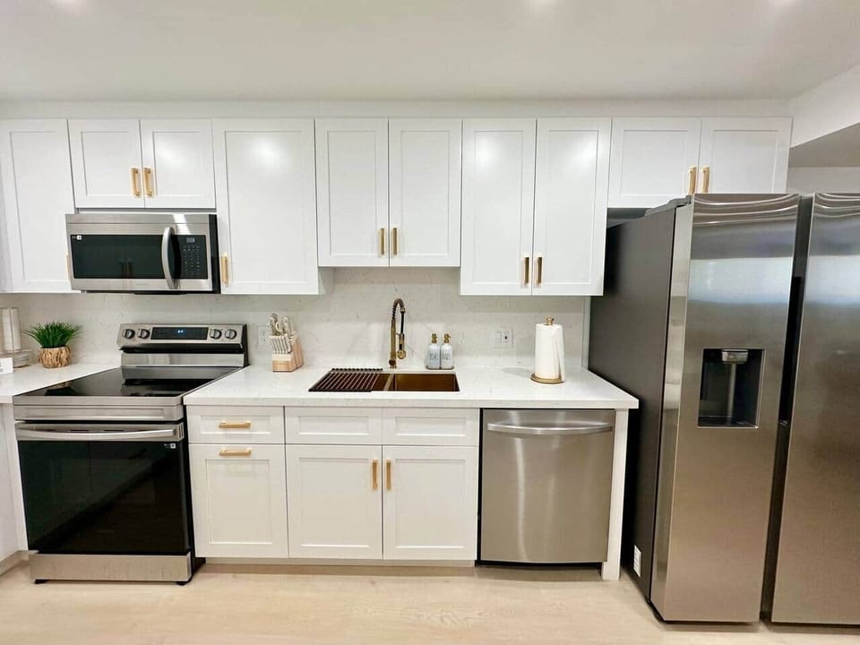Completely updated kitchen with high-end finishes, perfect for morning coffee or family meals