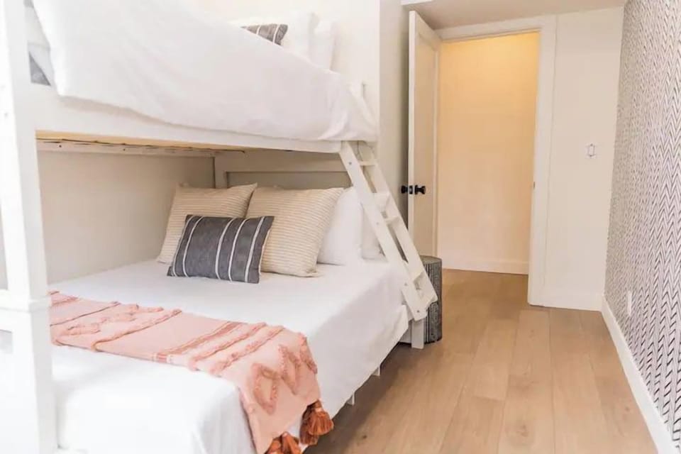 Bedroom 4 - Bunkbedrooms - Full & Twin beds