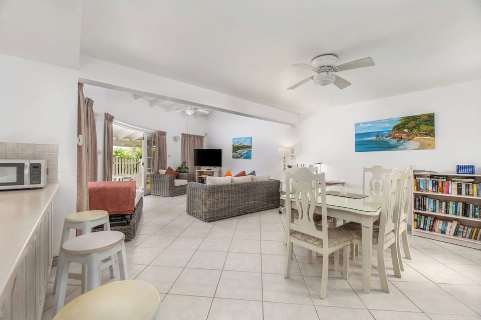 Open plan living/dining room