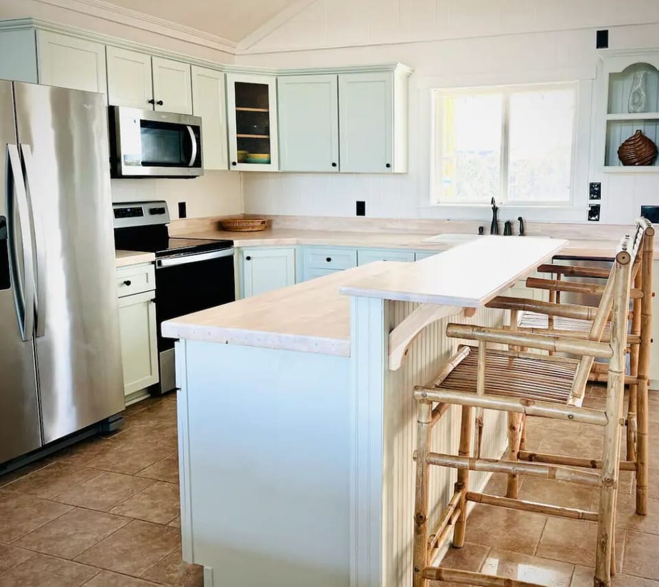 Full kitchen with kitchen island