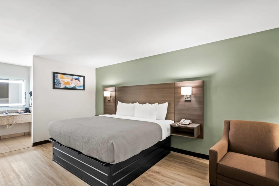 Iron/ironing board, free WiFi, bed sheets