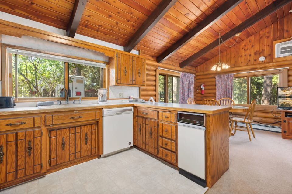 Family Cabin, 1 Bedroom | Private kitchen