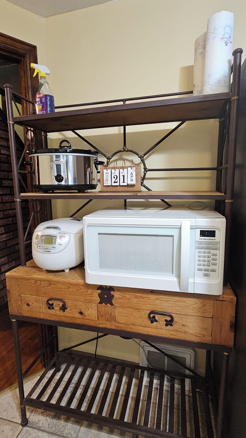 Kitchen amenities (slow crockpot, rice cooker n microwave)