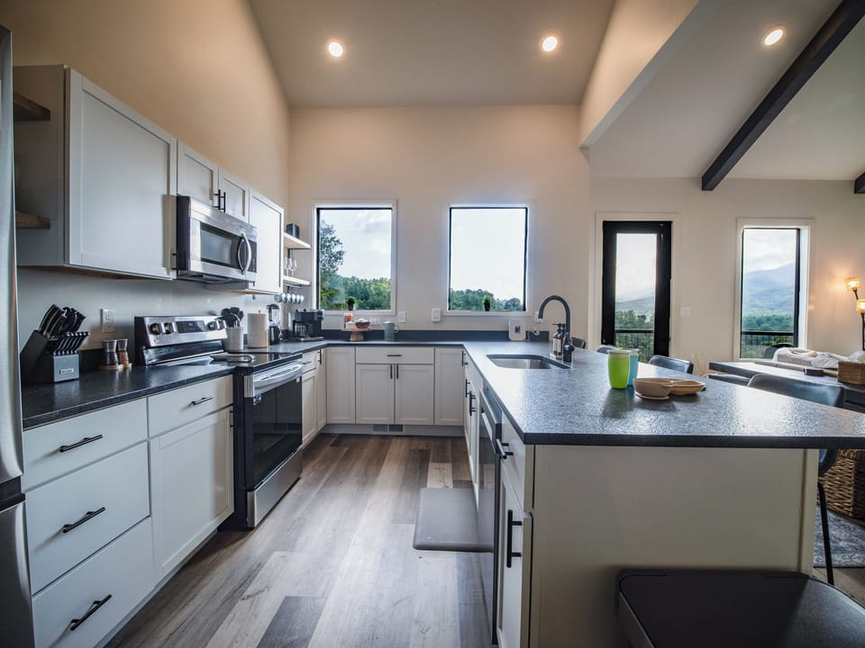 Where form meets function in all the right ways. Think crisp lines, full-stocked drawers, and mountain views while you prep, sip, or serve.