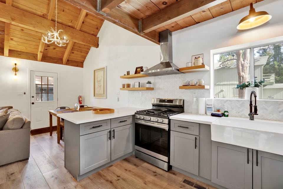Cabin, Multiple Beds, Hot Tub, Mountain View | Private kitchen