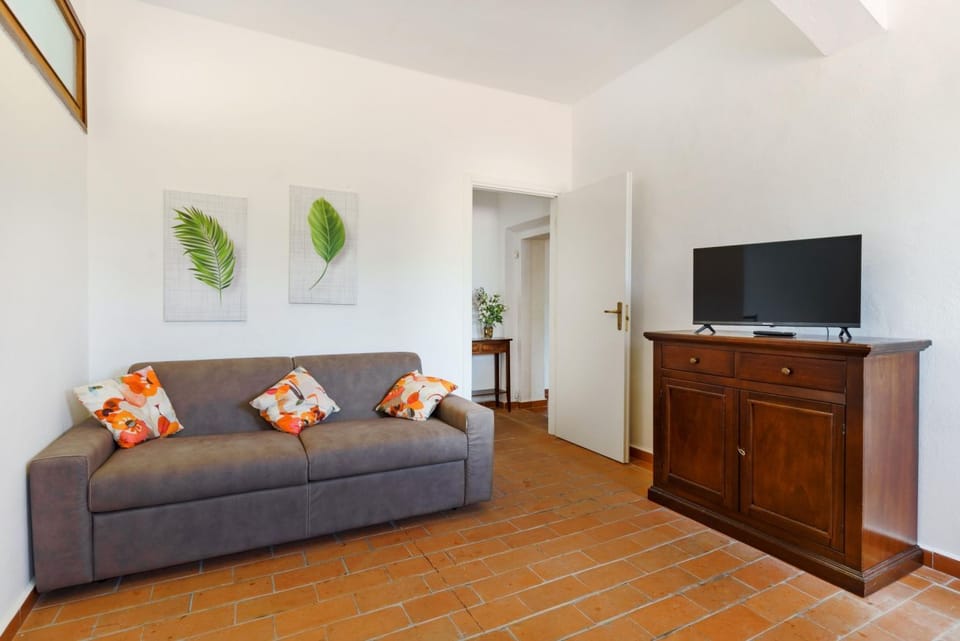 Three-room apartment on the ground or first floor in rustic style of approximately 40 m2 furnished in a simple but functional way and located in the village in a large park.It is composed of a living room with sofa and flat-screen television, kitchenette Apartment in Tuscany