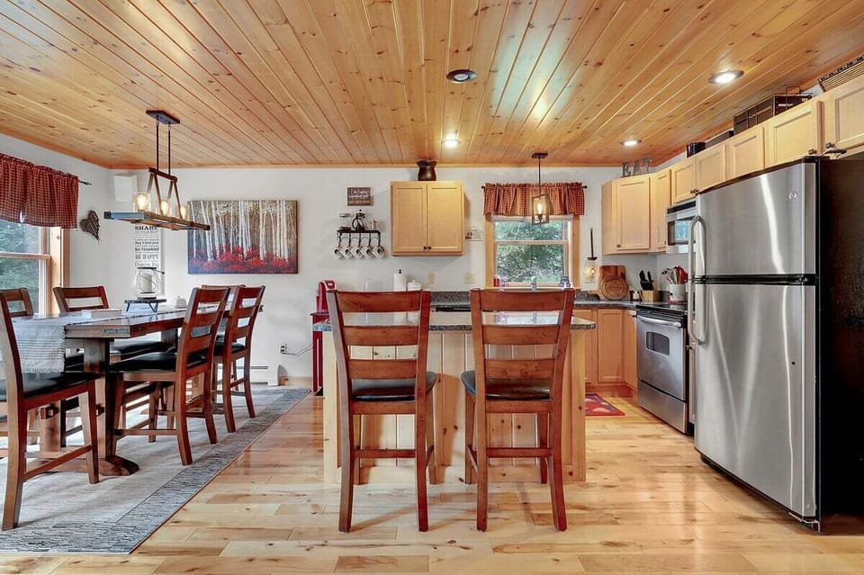 Kitchen / Dining Area