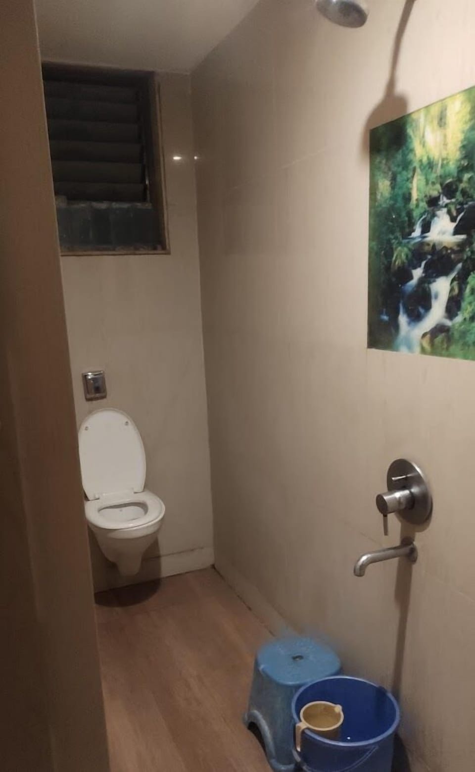Standard Triple Room | Bathroom | Shower, towels, soap, shampoo