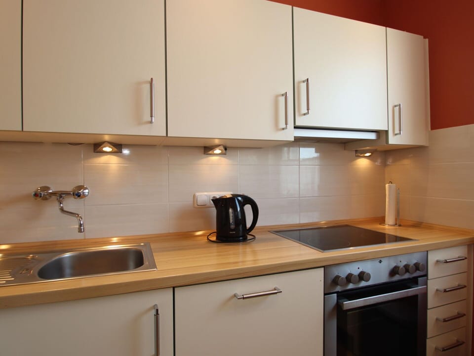 Bungalow | Private kitchen | Electric kettle, toaster
