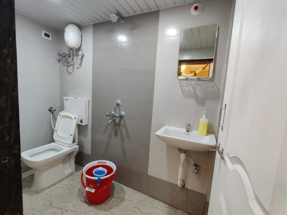 Villa | Bathroom | Combined shower/tub, free toiletries, towels, soap