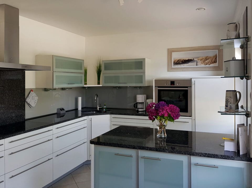House | Private kitchen | Electric kettle, toaster, highchair