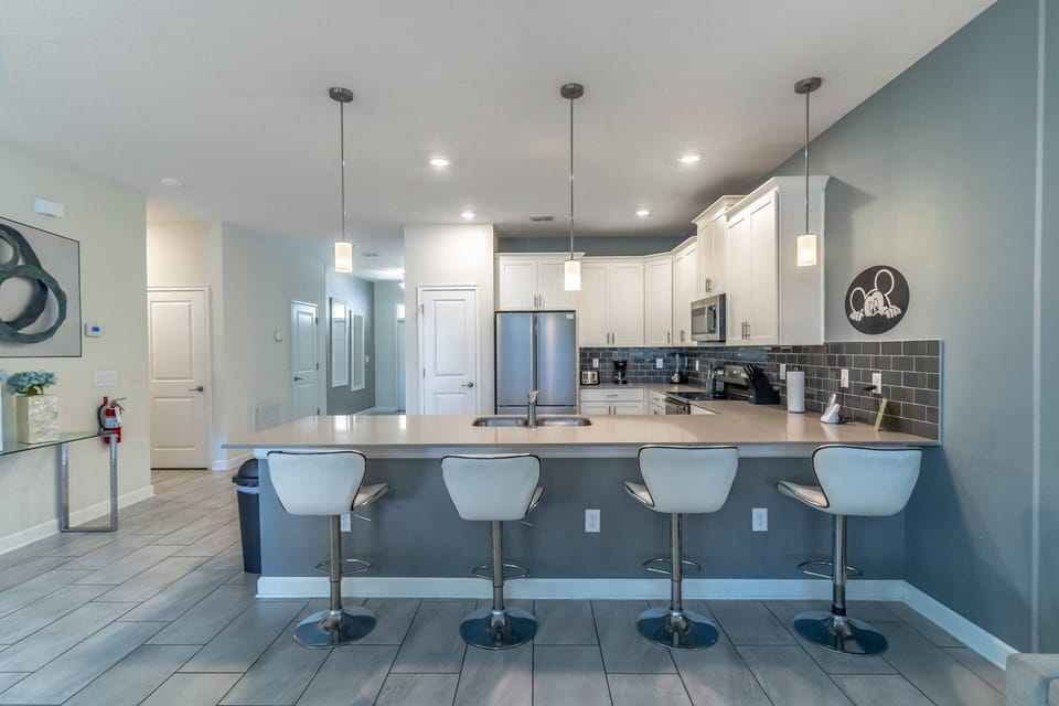 Open Floorpan with modern kitchen: granite counter tops, stainless steel appliances and bar seating for 4.