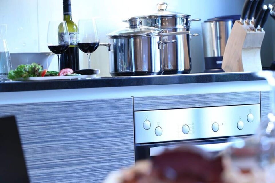 Chalet | Private kitchen | Stovetop, highchair