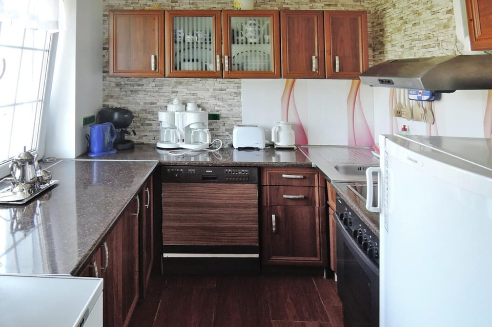 House | Private kitchen | Electric kettle, toaster, highchair
