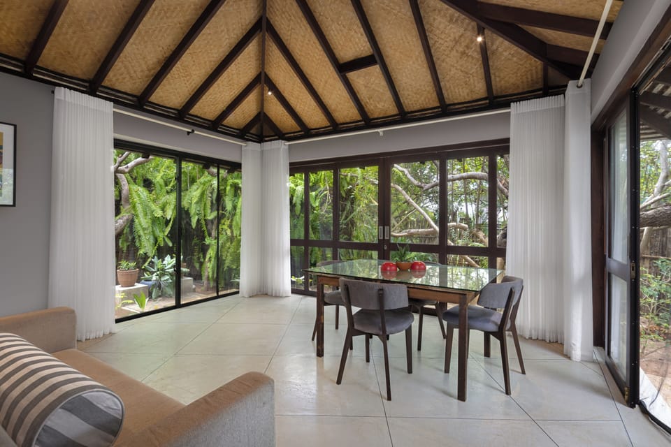 Honeymoon suite with plunge pool | In-room safe, desk, blackout drapes, soundproofing