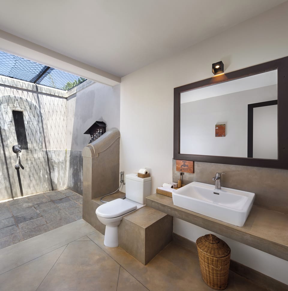 Garden suite with sea view | Bathroom | Shower, hair dryer, slippers, bidet