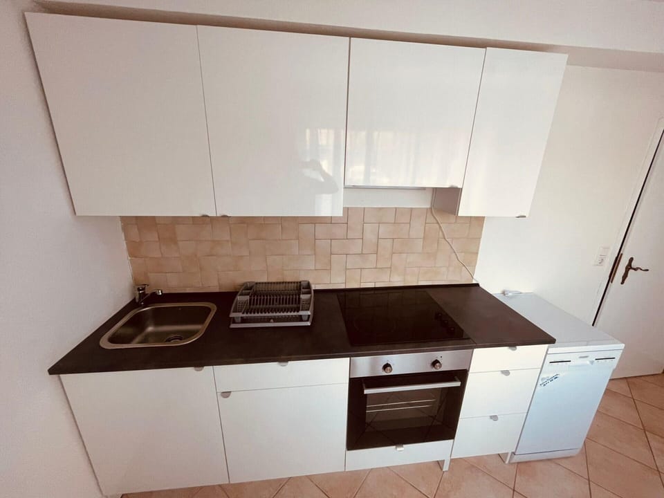 House | Private kitchen | Electric kettle, highchair