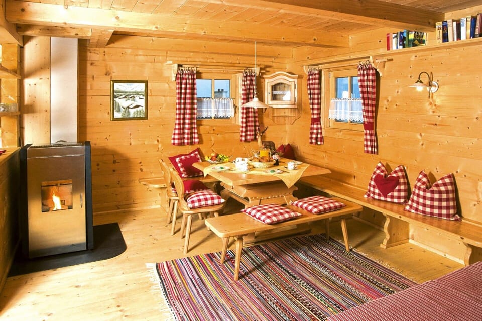 Chalet | Living room | Fireplace
