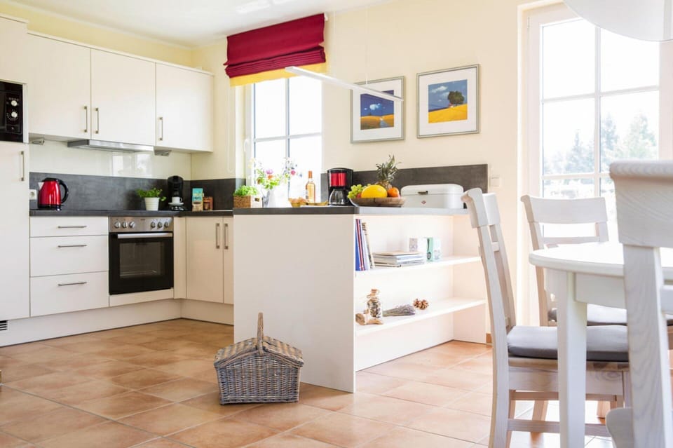 House | Private kitchen | Electric kettle, toaster, highchair