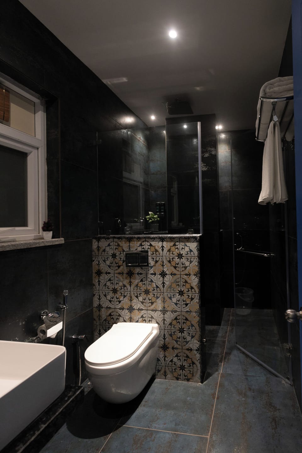 Luxury Studio | Bathroom | Shower, hair dryer, towels, toilet paper