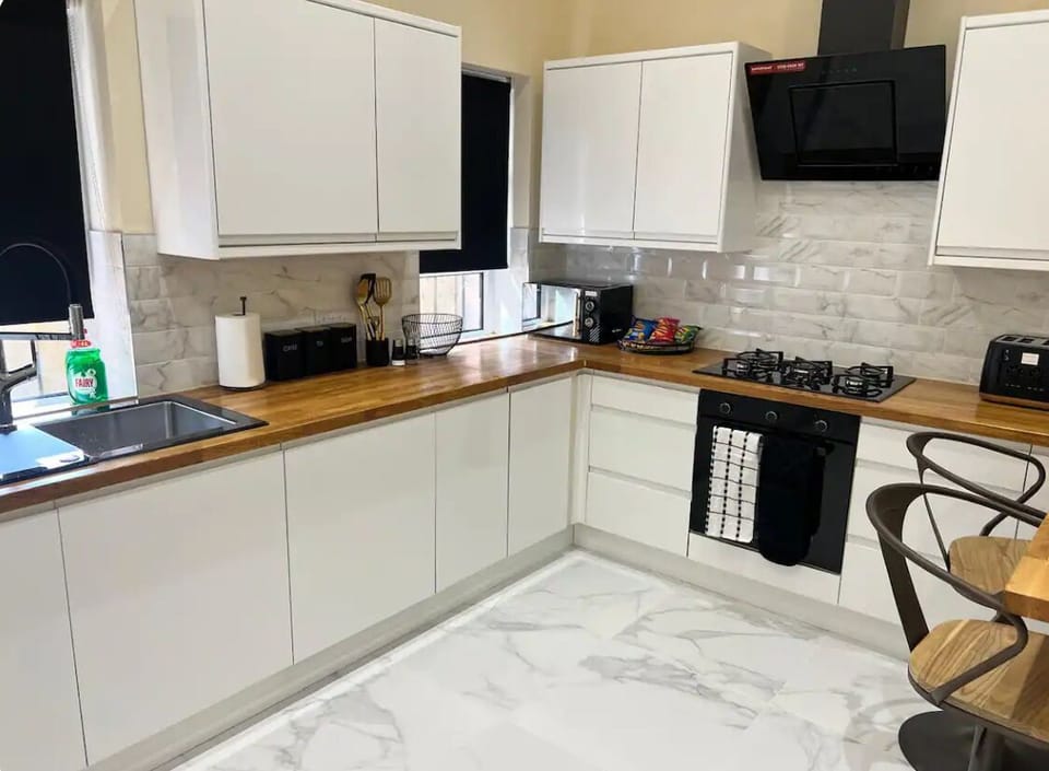 House | Private kitchen | Fridge, microwave, oven, stovetop