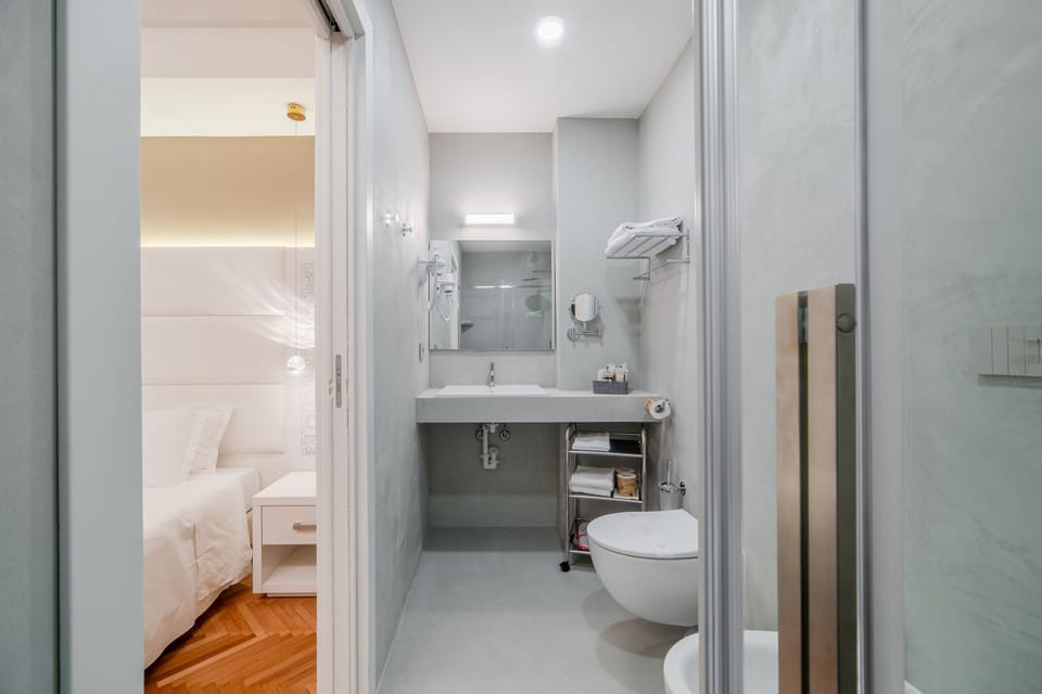 Elite Suite, City View | Bathroom | Shower, rainfall showerhead, free toiletries, hair dryer