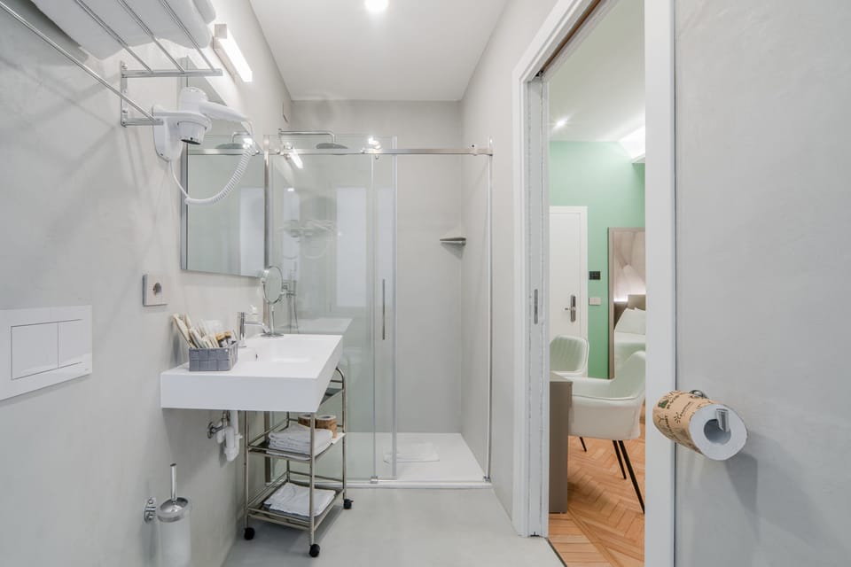 Superior Double Room, City View | Bathroom | Shower, rainfall showerhead, free toiletries, hair dryer