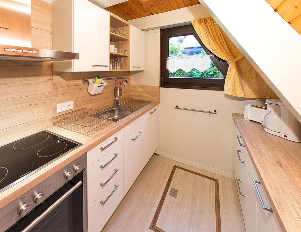 House | Private kitchen | Fridge, stovetop, coffee/tea maker, electric kettle