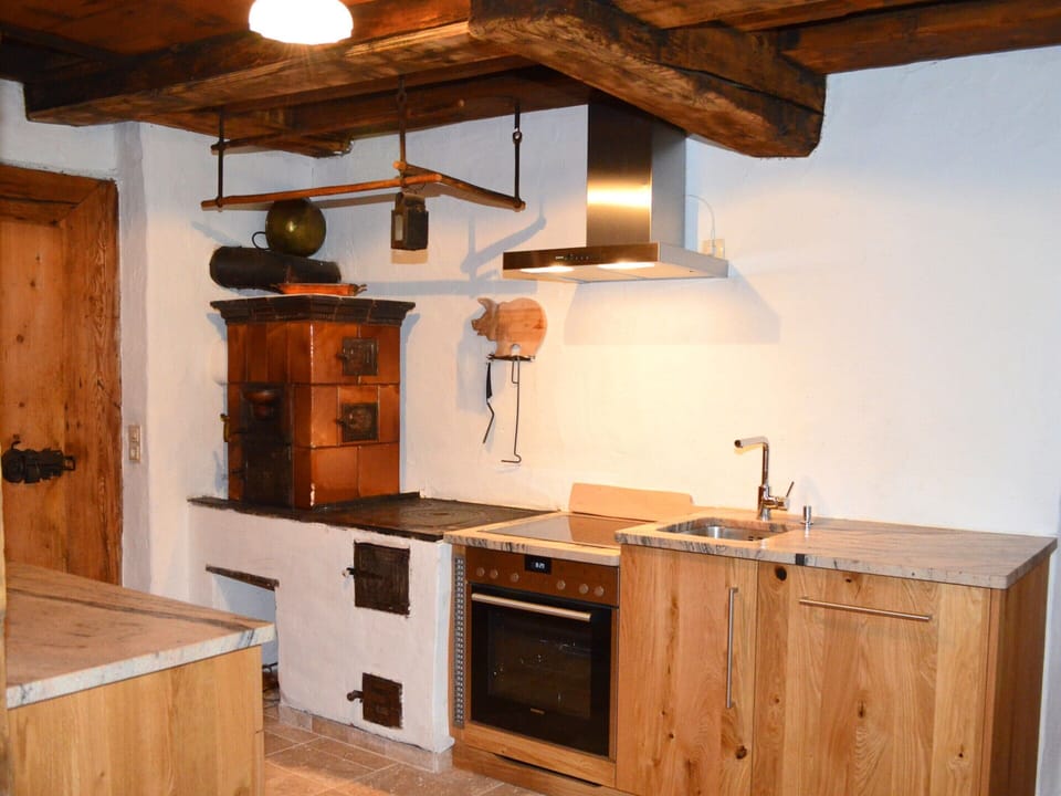 House | Private kitchen | Stovetop, electric kettle, toaster