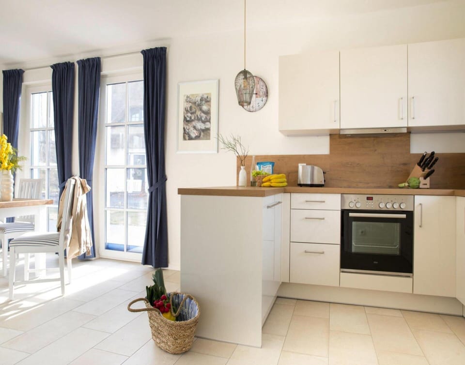 House | Private kitchen | Electric kettle, toaster, highchair