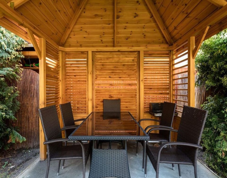 Apartment | Outdoor dining