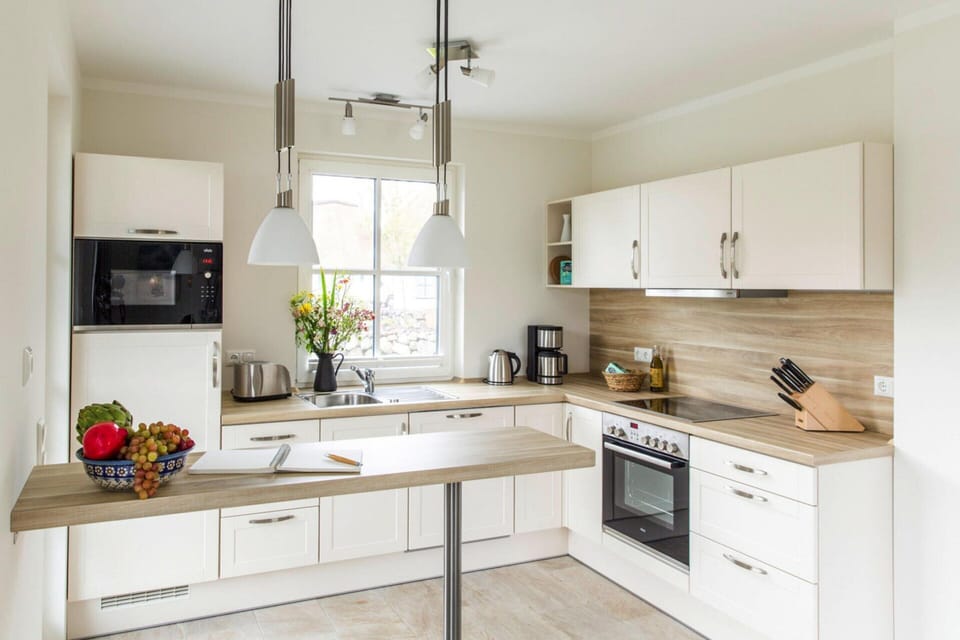 House | Private kitchen | Electric kettle, toaster, highchair, cookware/dishes/utensils