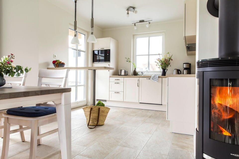 House | Private kitchen | Electric kettle, toaster, highchair, cookware/dishes/utensils