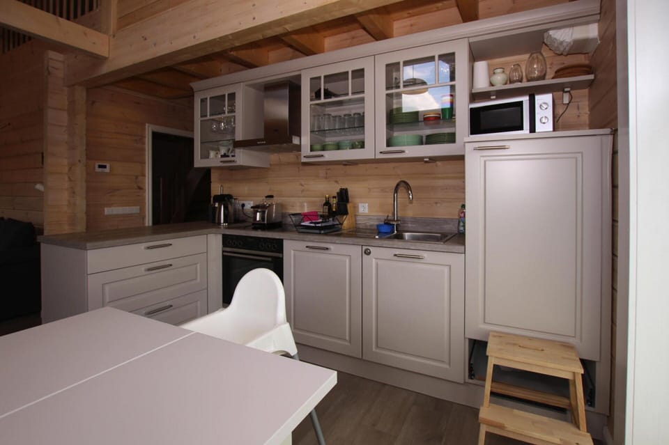 House | Private kitchen | Stovetop, electric kettle, toaster, highchair