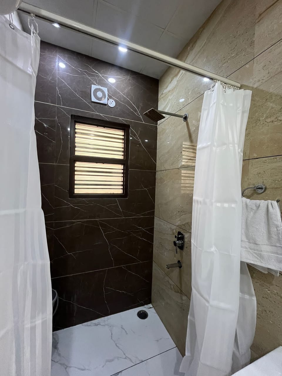 Superior Double Room | Bathroom | Shower, free toiletries, slippers, towels