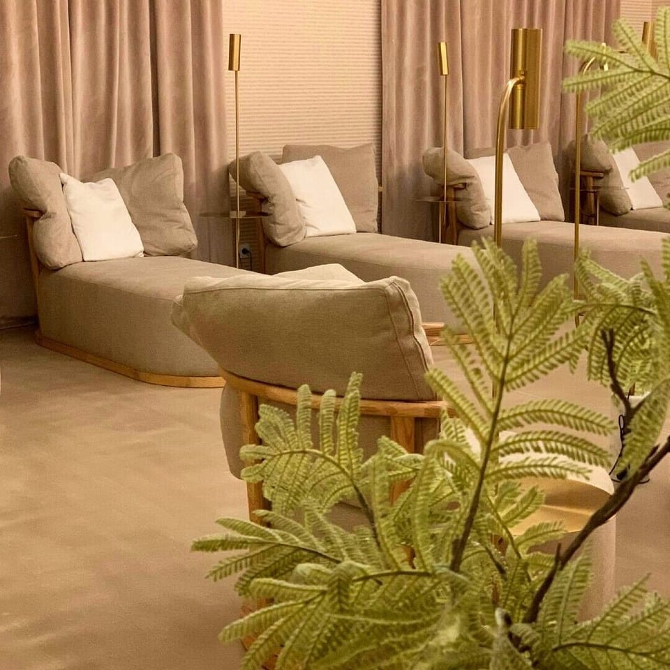 Couples treatment rooms, body treatments, hot stone massages