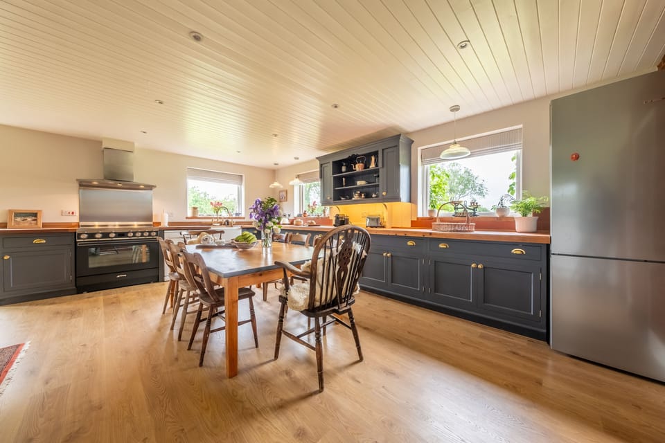 Ground floor: Kitchen with modern appliances