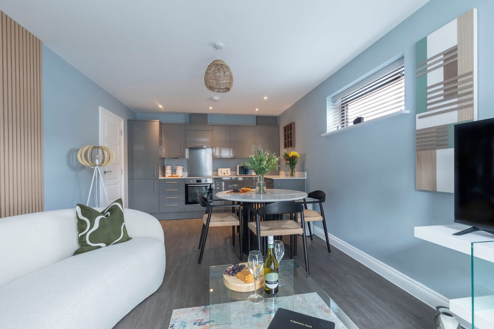 2 bedrooms, individually decorated, individually furnished