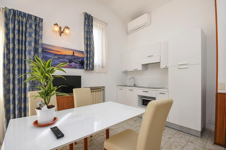 Apartment | Dining