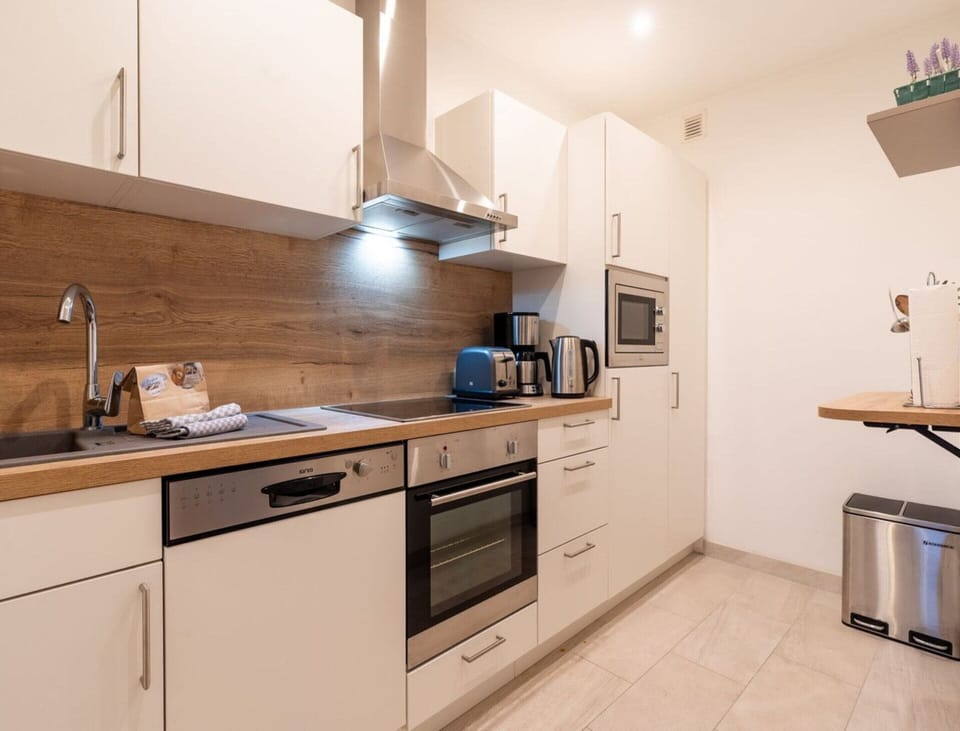 Apartment | Private kitchen | Electric kettle, toaster