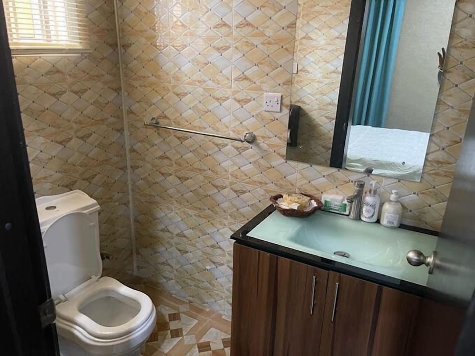 Economy Room, Balcony, City View | Bathroom | Free toiletries, towels, soap, shampoo