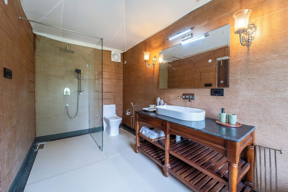 Luxury Tent | Bathroom | Shower, hydromassage showerhead, free toiletries, hair dryer