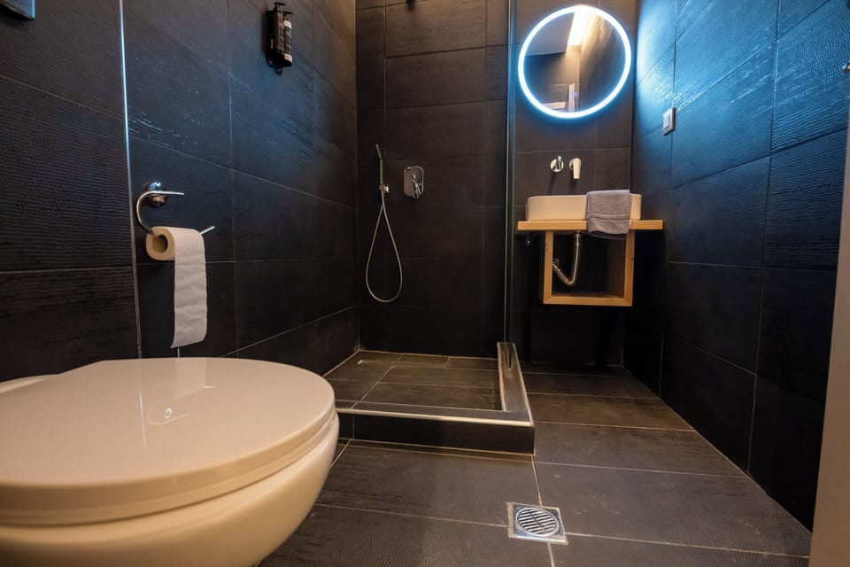 Superior Double Room, Balcony, City View | Bathroom | Shower, rainfall showerhead, designer toiletries, hair dryer