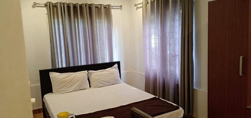 Basic Double Room, 1 Bedroom, Air conditioning | Bathroom | Shower, towels, soap, shampoo