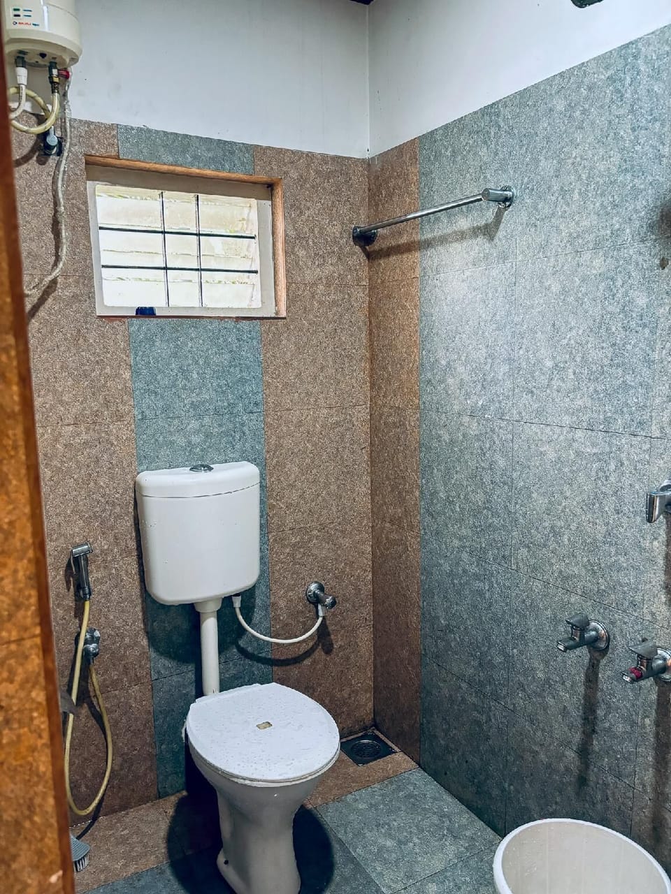 Deluxe Double Room, 3 Bedrooms | Bathroom | Shower, towels, soap, shampoo