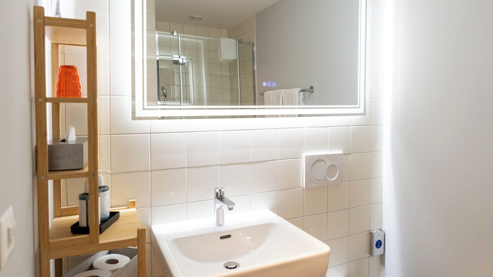 Superior Single Room | Bathroom | Shower, eco-friendly toiletries, hair dryer, towels