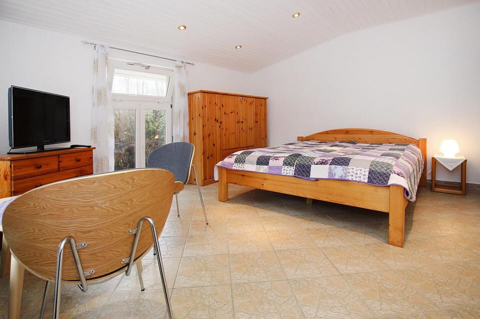 House | 1 bedroom, individually furnished