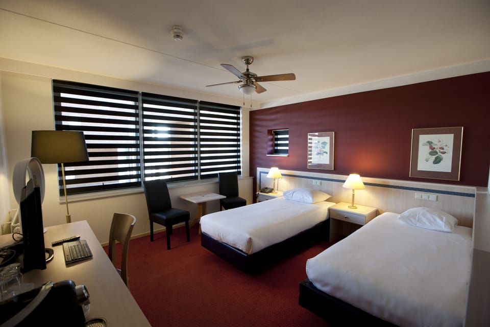 Deluxe Room, Bathtub | Minibar, in-room safe, desk, blackout drapes
