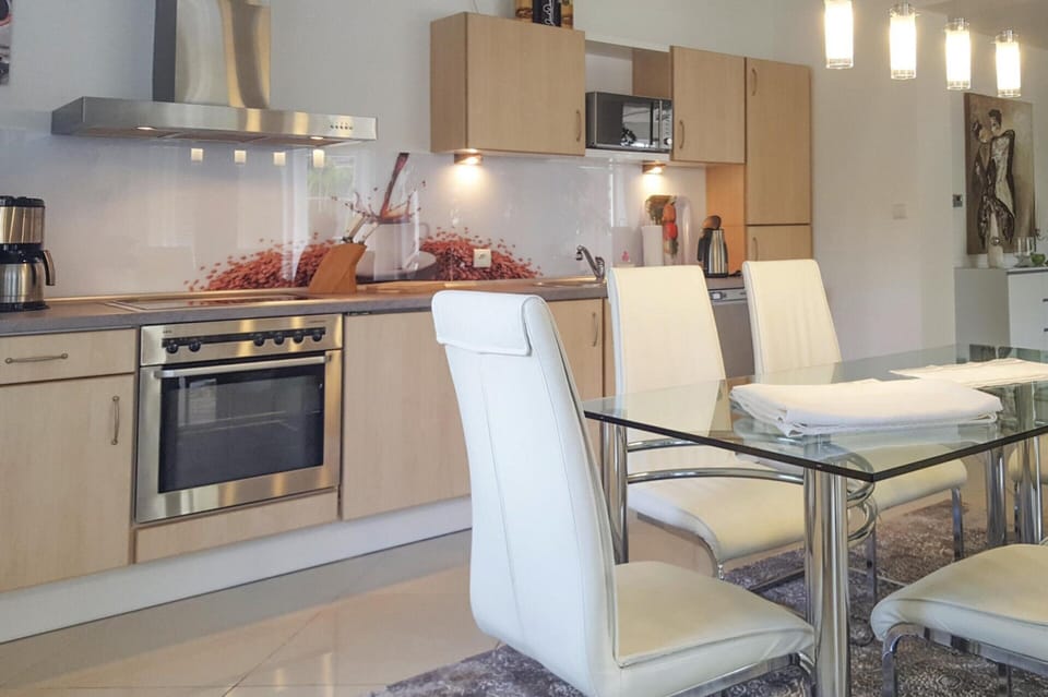 House | Private kitchen | Electric kettle, toaster, highchair