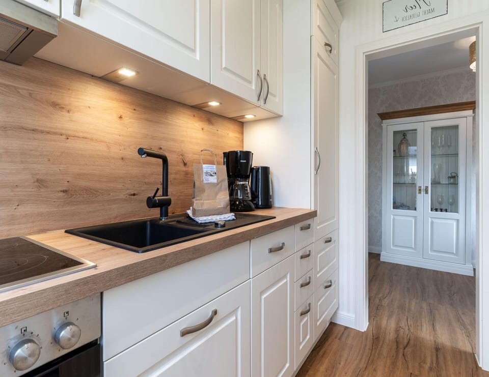 Apartment | Private kitchen | Electric kettle, toaster